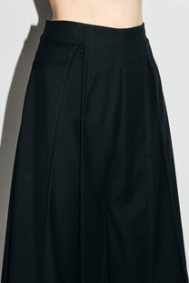 VICKTEERUT Three-Quarter Shorts with Front Slit Detail กางเกงขาสั้น ขาสามส่วน ผ่าหน้า