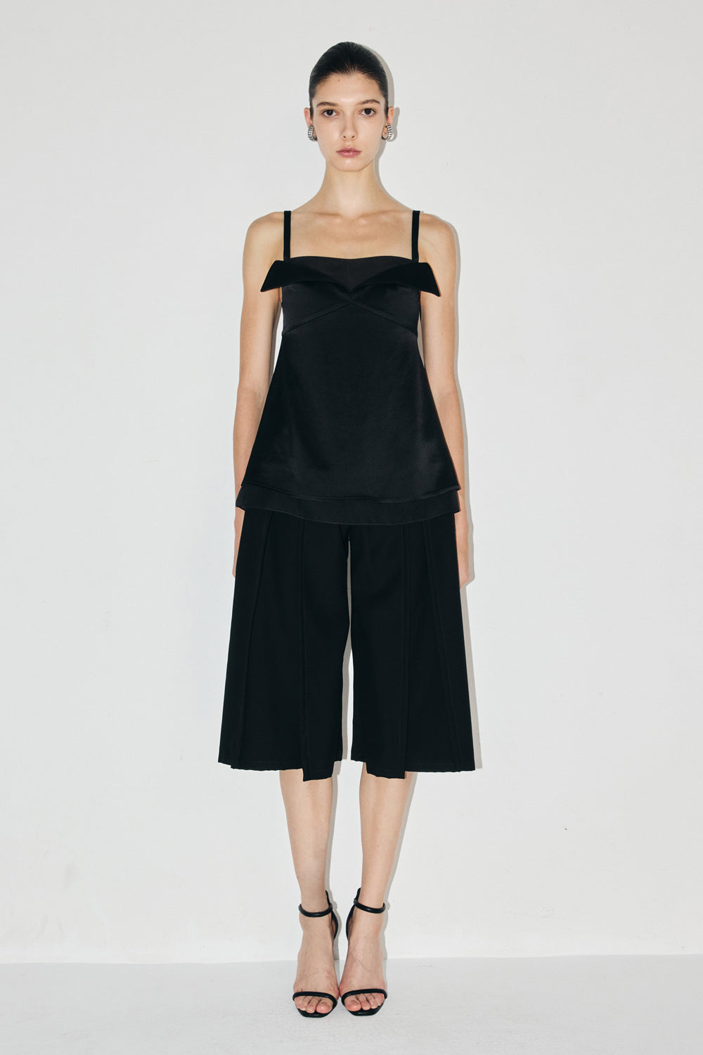 VICKTEERUT Three-Quarter Shorts with Front Slit Detail กางเกงขาสั้น ขาสามส่วน ผ่าหน้า