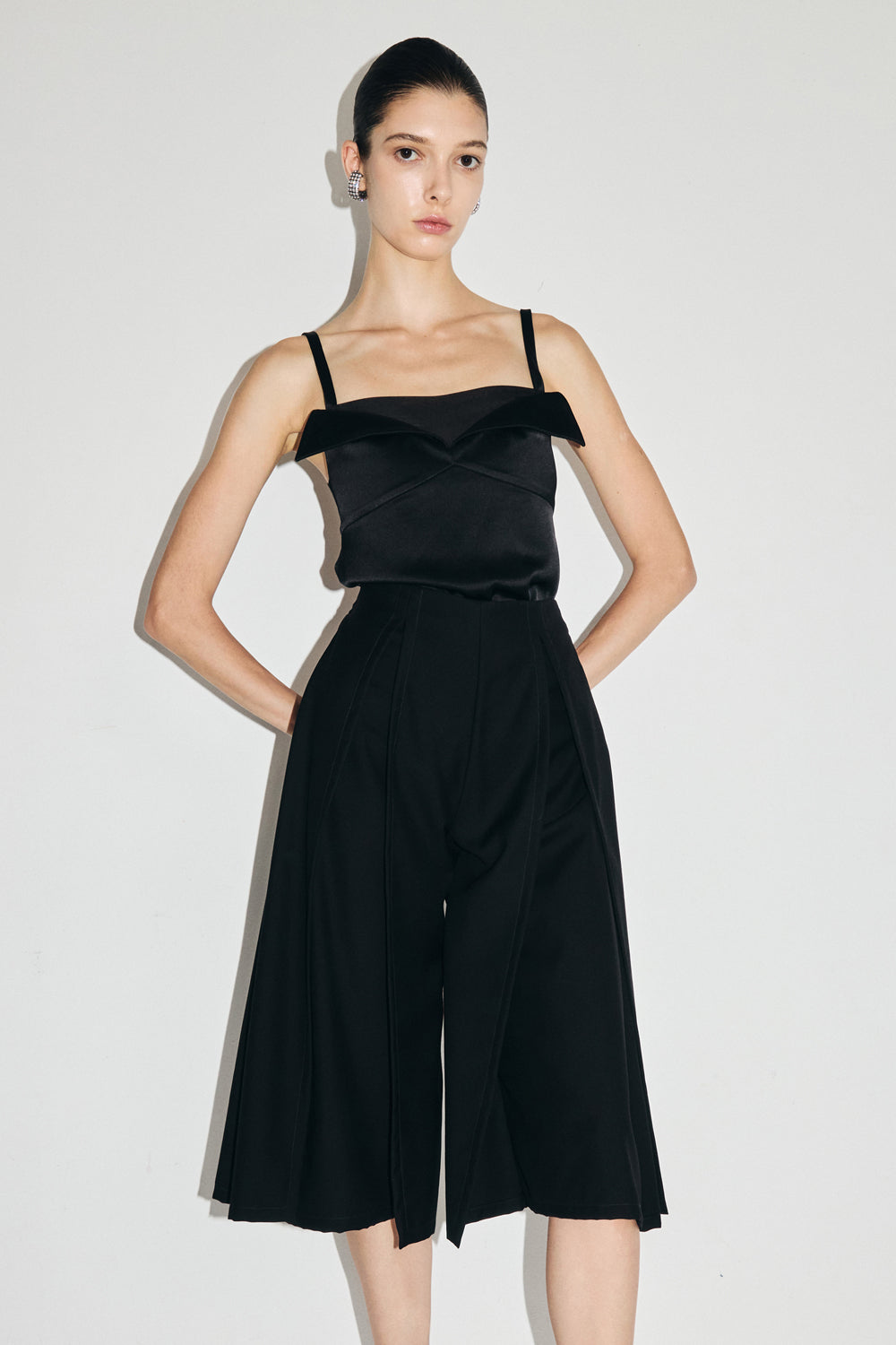 VICKTEERUT Three-Quarter Shorts with Front Slit Detail กางเกงขาสั้น ขาสามส่วน ผ่าหน้า