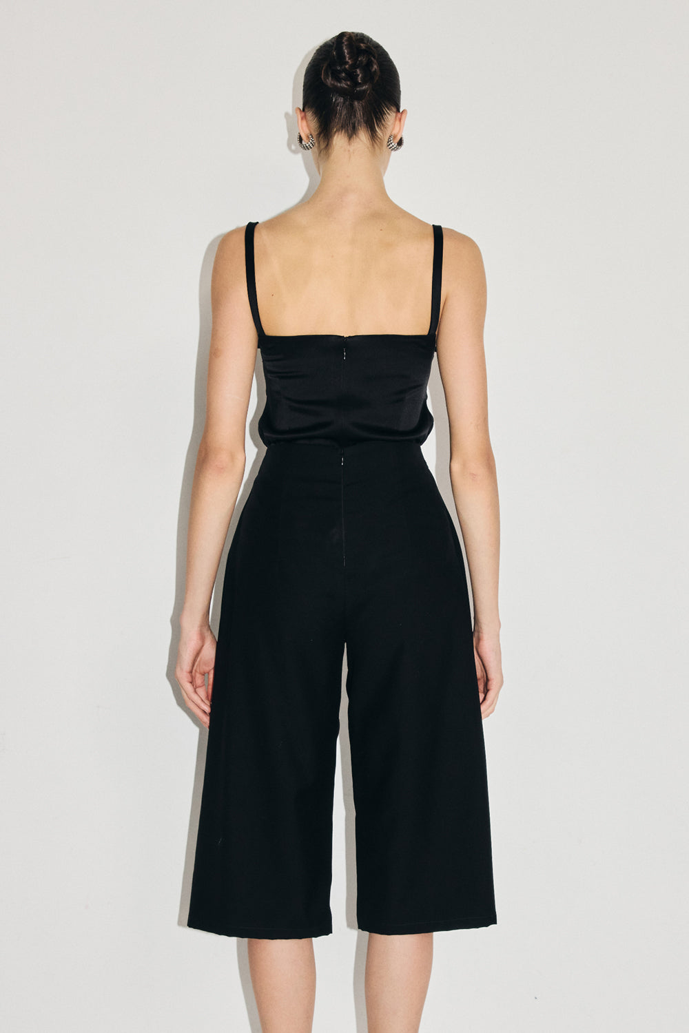 VICKTEERUT Three-Quarter Shorts with Front Slit Detail กางเกงขาสั้น ขาสามส่วน ผ่าหน้า