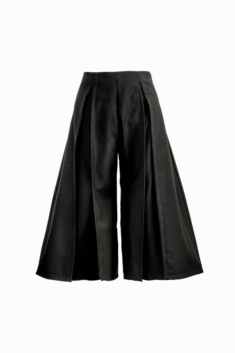 VICKTEERUT Three-Quarter Shorts with Front Slit Detail กางเกงขาสั้น ขาสามส่วน ผ่าหน้า