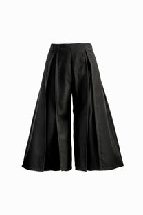 VICKTEERUT Three-Quarter Shorts with Front Slit Detail กางเกงขาสั้น ขาสามส่วน ผ่าหน้า