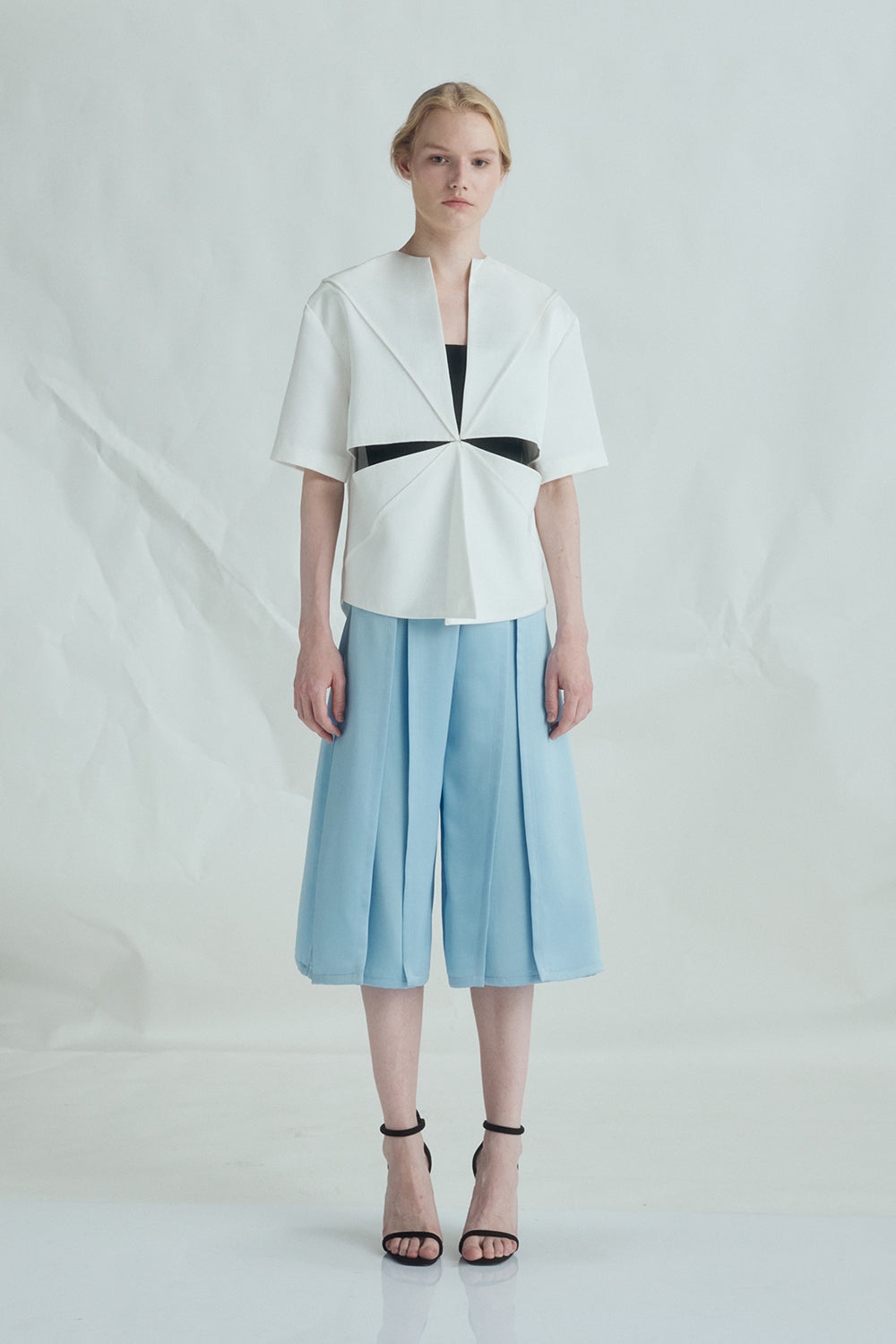 VICKTEERUT Three-Quarter Shorts with Front Slit Detail กางเกงขาสั้น ขาสามส่วน ผ่าหน้า