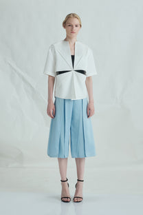 VICKTEERUT Three-Quarter Shorts with Front Slit Detail กางเกงขาสั้น ขาสามส่วน ผ่าหน้า