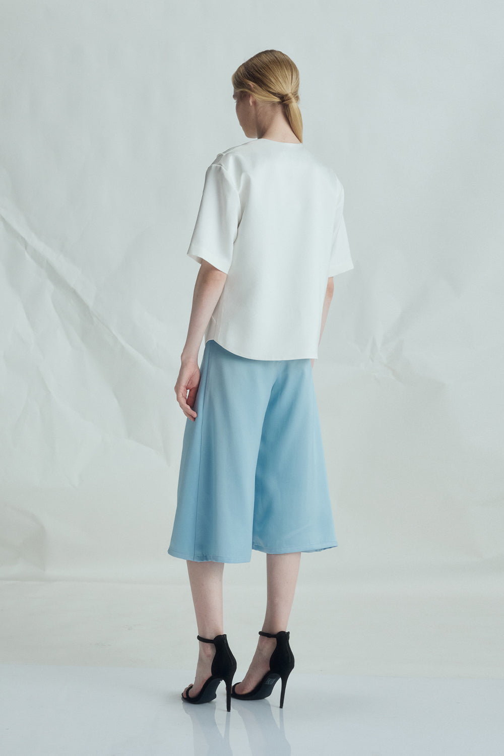 VICKTEERUT Three-Quarter Shorts with Front Slit Detail กางเกงขาสั้น ขาสามส่วน ผ่าหน้า