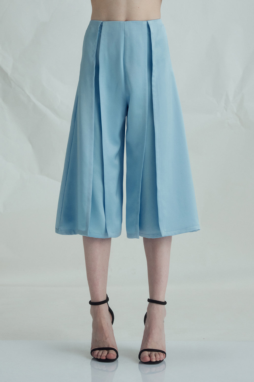 VICKTEERUT Three-Quarter Shorts with Front Slit Detail กางเกงขาสั้น ขาสามส่วน ผ่าหน้า