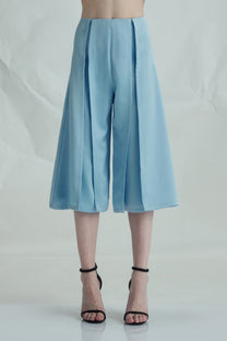 VICKTEERUT Three-Quarter Shorts with Front Slit Detail กางเกงขาสั้น ขาสามส่วน ผ่าหน้า