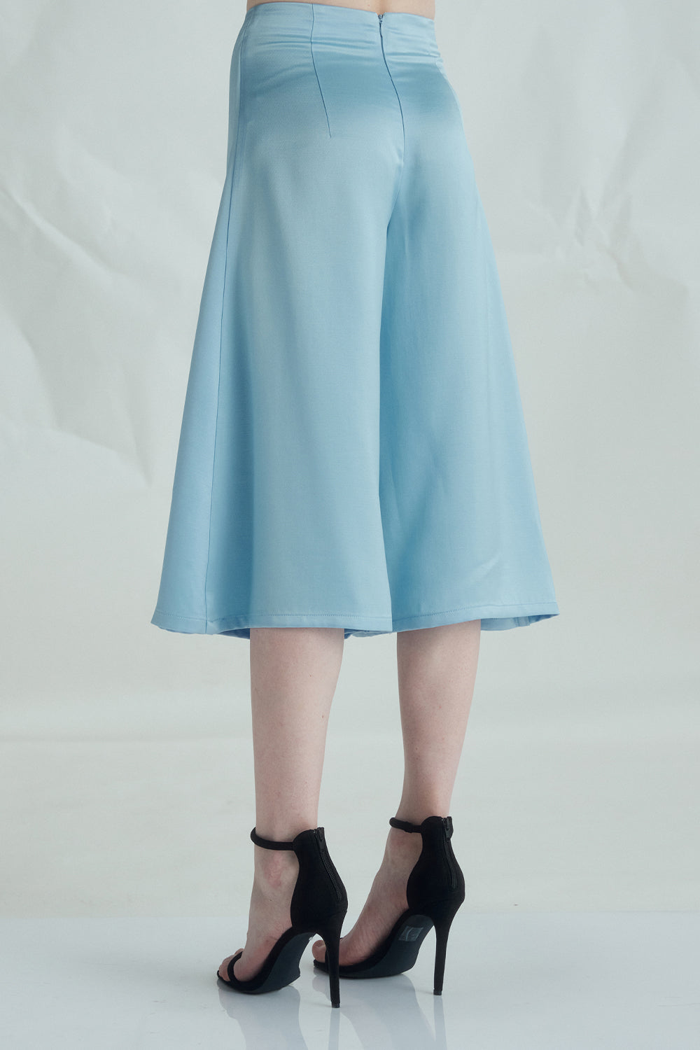 VICKTEERUT Three-Quarter Shorts with Front Slit Detail กางเกงขาสั้น ขาสามส่วน ผ่าหน้า