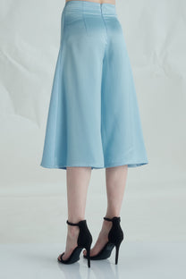 VICKTEERUT Three-Quarter Shorts with Front Slit Detail กางเกงขาสั้น ขาสามส่วน ผ่าหน้า