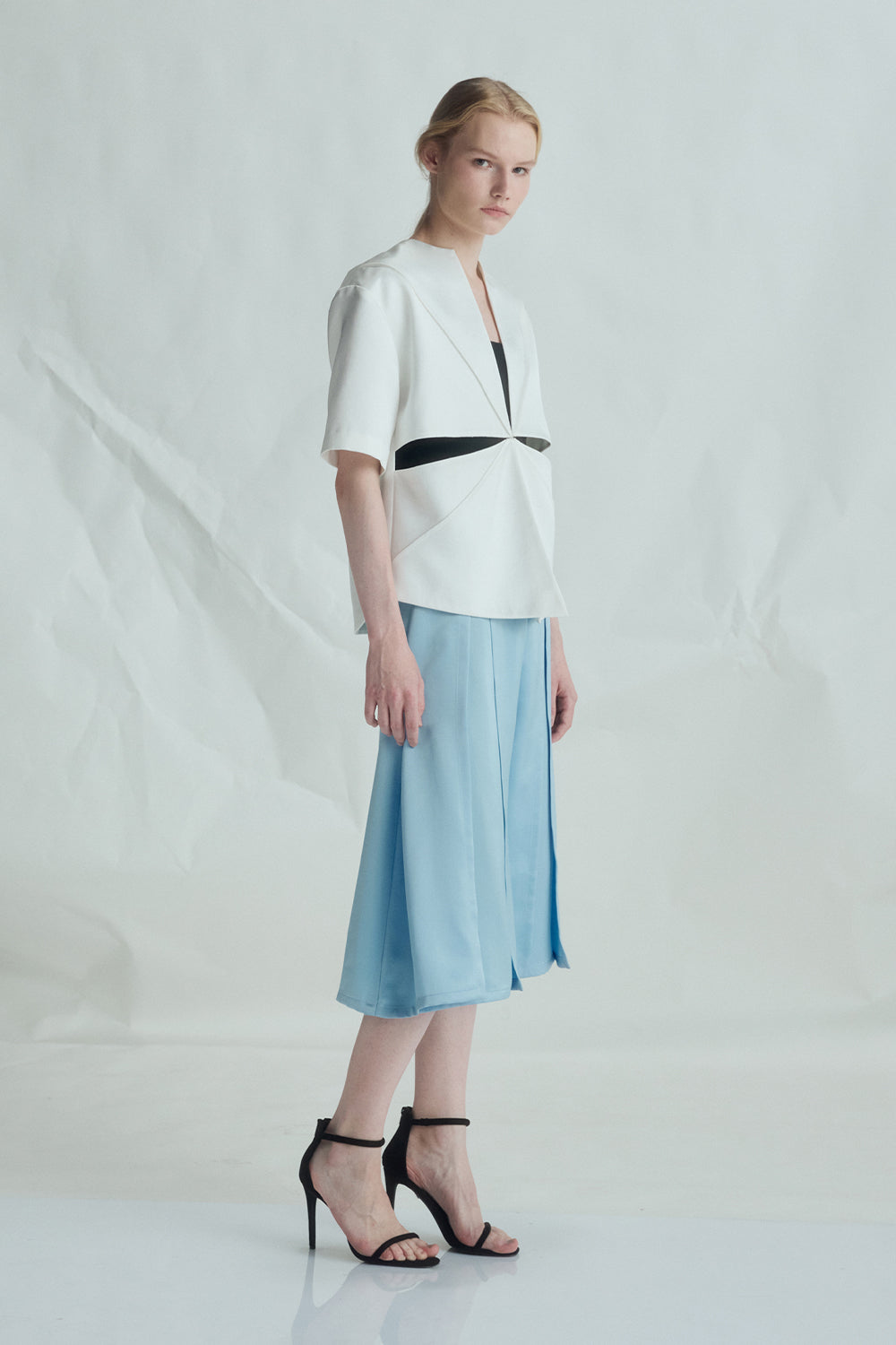 VICKTEERUT Three-Quarter Shorts with Front Slit Detail กางเกงขาสั้น ขาสามส่วน ผ่าหน้า
