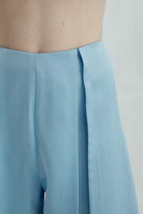 VICKTEERUT Three-Quarter Shorts with Front Slit Detail กางเกงขาสั้น ขาสามส่วน ผ่าหน้า