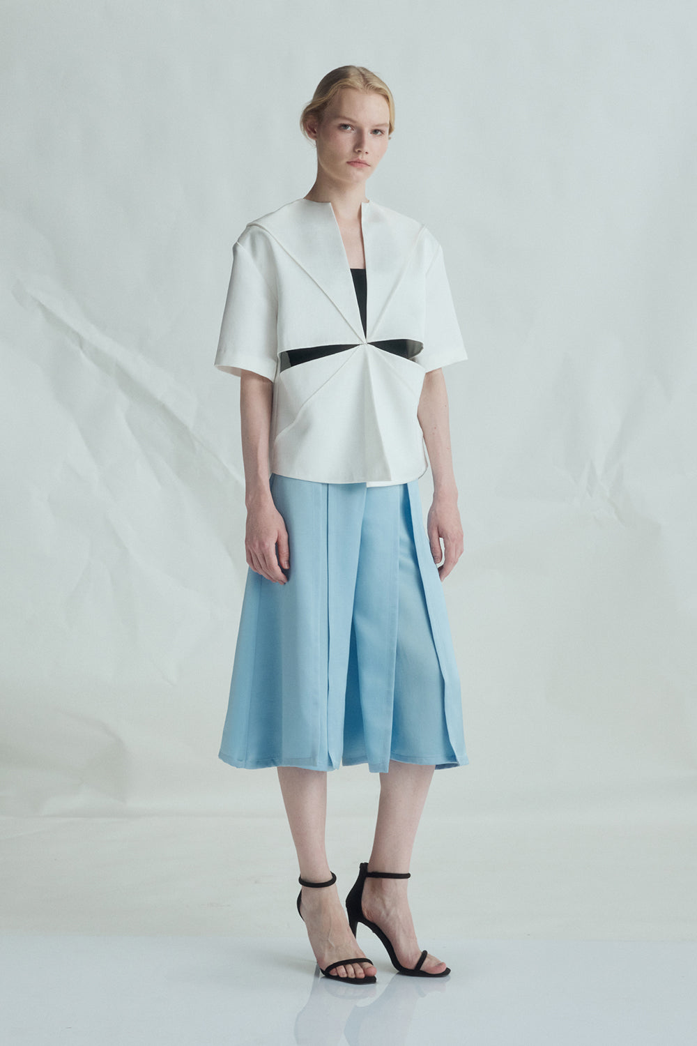VICKTEERUT Three-Quarter Shorts with Front Slit Detail กางเกงขาสั้น ขาสามส่วน ผ่าหน้า