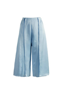 VICKTEERUT Three-Quarter Shorts with Front Slit Detail กางเกงขาสั้น ขาสามส่วน ผ่าหน้า