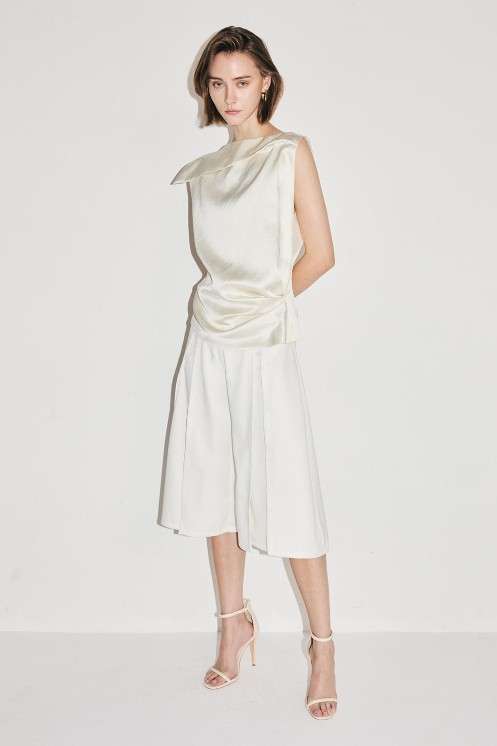 VICKTEERUT Three-Quarter Shorts with Front Slit Detail กางเกงขาสั้น ขาสามส่วน ผ่าหน้า