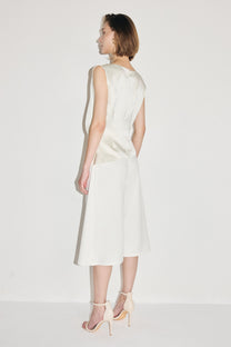 VICKTEERUT Three-Quarter Shorts with Front Slit Detail กางเกงขาสั้น ขาสามส่วน ผ่าหน้า