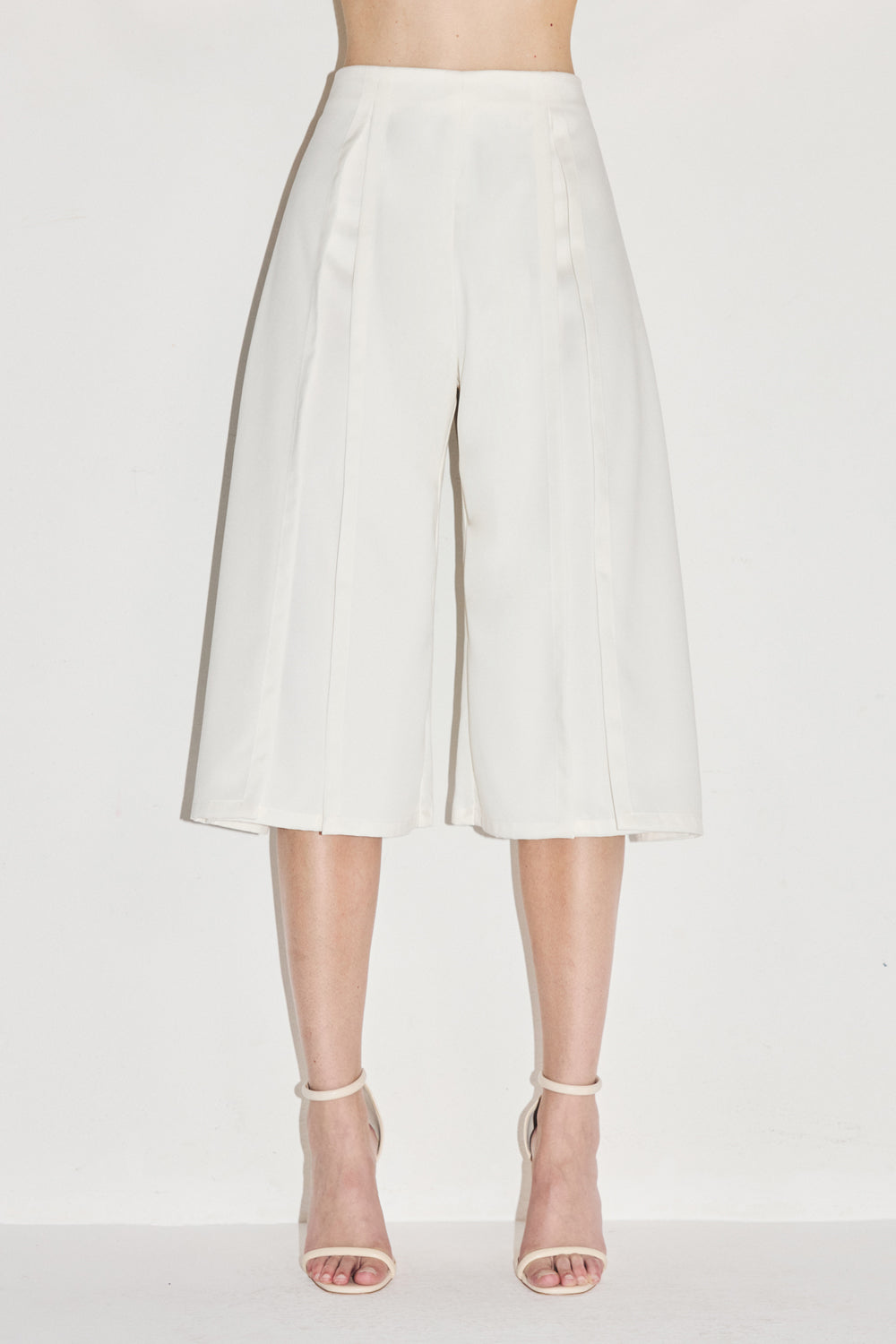 VICKTEERUT Three-Quarter Shorts with Front Slit Detail กางเกงขาสั้น ขาสามส่วน ผ่าหน้า