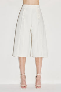 VICKTEERUT Three-Quarter Shorts with Front Slit Detail กางเกงขาสั้น ขาสามส่วน ผ่าหน้า