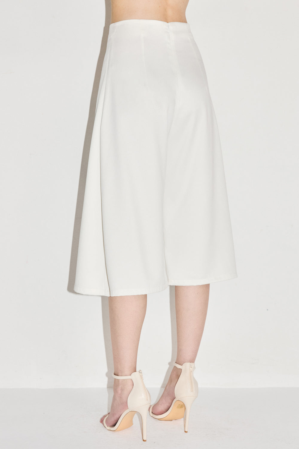 VICKTEERUT Three-Quarter Shorts with Front Slit Detail กางเกงขาสั้น ขาสามส่วน ผ่าหน้า