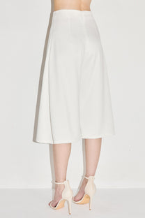VICKTEERUT Three-Quarter Shorts with Front Slit Detail กางเกงขาสั้น ขาสามส่วน ผ่าหน้า