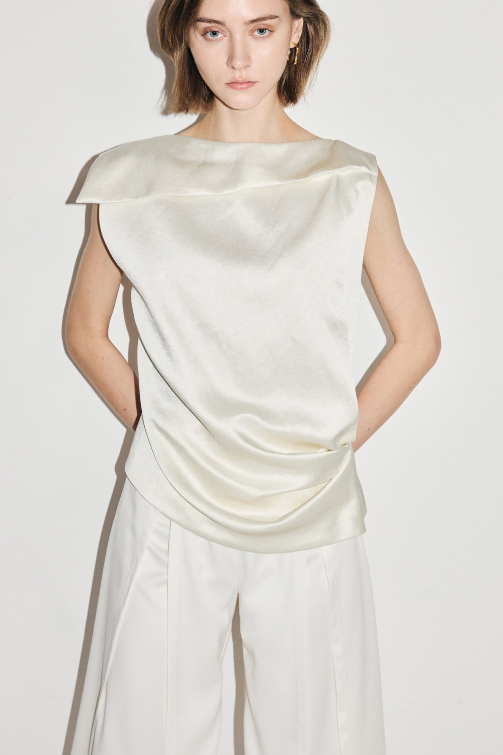 VICKTEERUT Three-Quarter Shorts with Front Slit Detail กางเกงขาสั้น ขาสามส่วน ผ่าหน้า