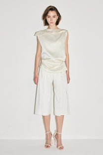 VICKTEERUT Three-Quarter Shorts with Front Slit Detail กางเกงขาสั้น ขาสามส่วน ผ่าหน้า