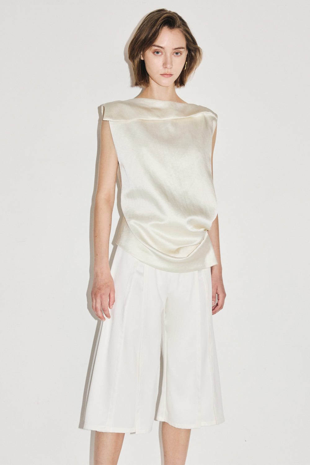 VICKTEERUT Three-Quarter Shorts with Front Slit Detail กางเกงขาสั้น ขาสามส่วน ผ่าหน้า
