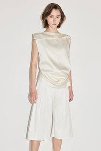 VICKTEERUT Three-Quarter Shorts with Front Slit Detail กางเกงขาสั้น ขาสามส่วน ผ่าหน้า
