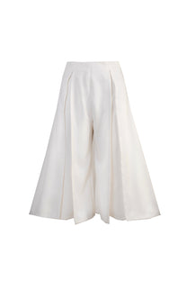 VICKTEERUT Three-Quarter Shorts with Front Slit Detail กางเกงขาสั้น ขาสามส่วน ผ่าหน้า