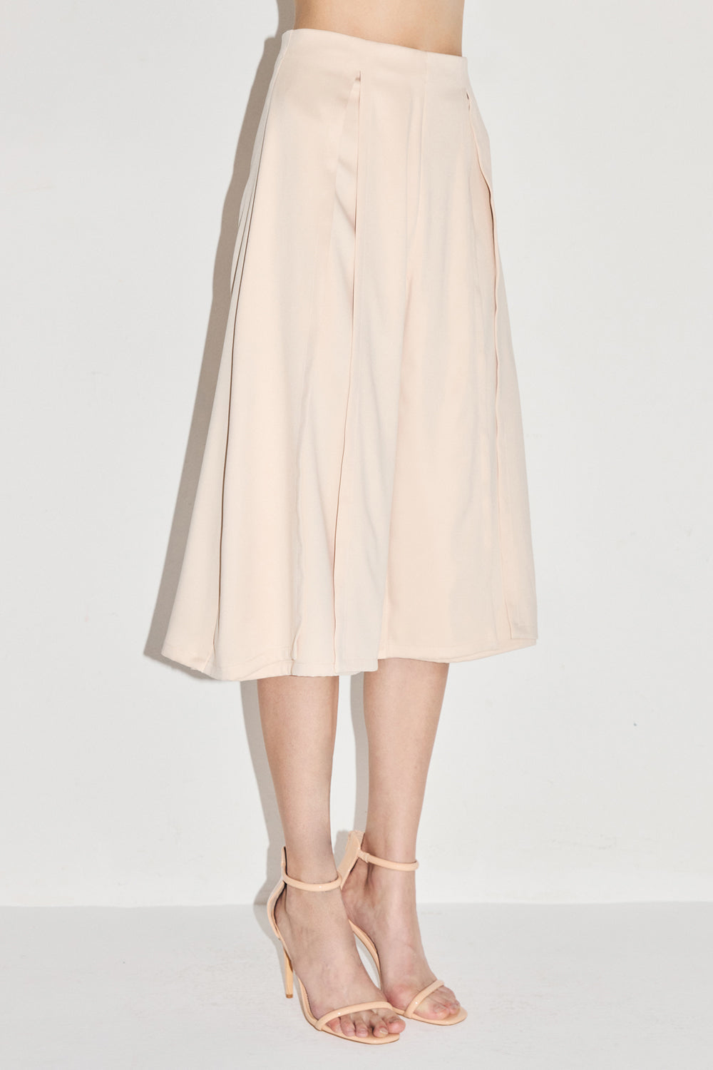 VICKTEERUT Three-Quarter Shorts with Front Slit Detail กางเกงขาสั้น ขาสามส่วน ผ่าหน้า