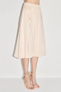 VICKTEERUT Three-Quarter Shorts with Front Slit Detail กางเกงขาสั้น ขาสามส่วน ผ่าหน้า