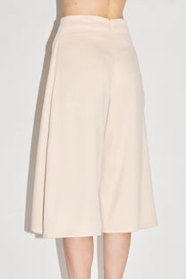 VICKTEERUT Three-Quarter Shorts with Front Slit Detail กางเกงขาสั้น ขาสามส่วน ผ่าหน้า
