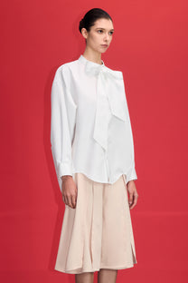 VICKTEERUT Three-Quarter Shorts with Front Slit Detail กางเกงขาสั้น ขาสามส่วน ผ่าหน้า
