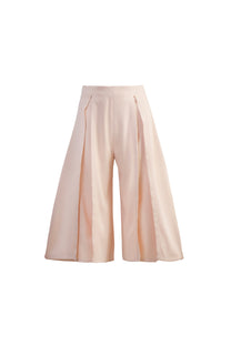 VICKTEERUT Three-Quarter Shorts with Front Slit Detail กางเกงขาสั้น ขาสามส่วน ผ่าหน้า