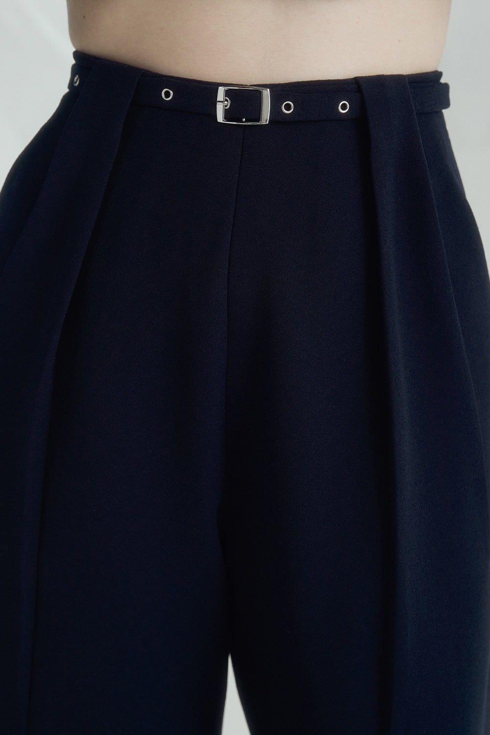 VICKTEERUT Front Pleat Trousers with Belt Detail กางเกงขายาว จีบหน้า ตกแต่งเข็มขัด
