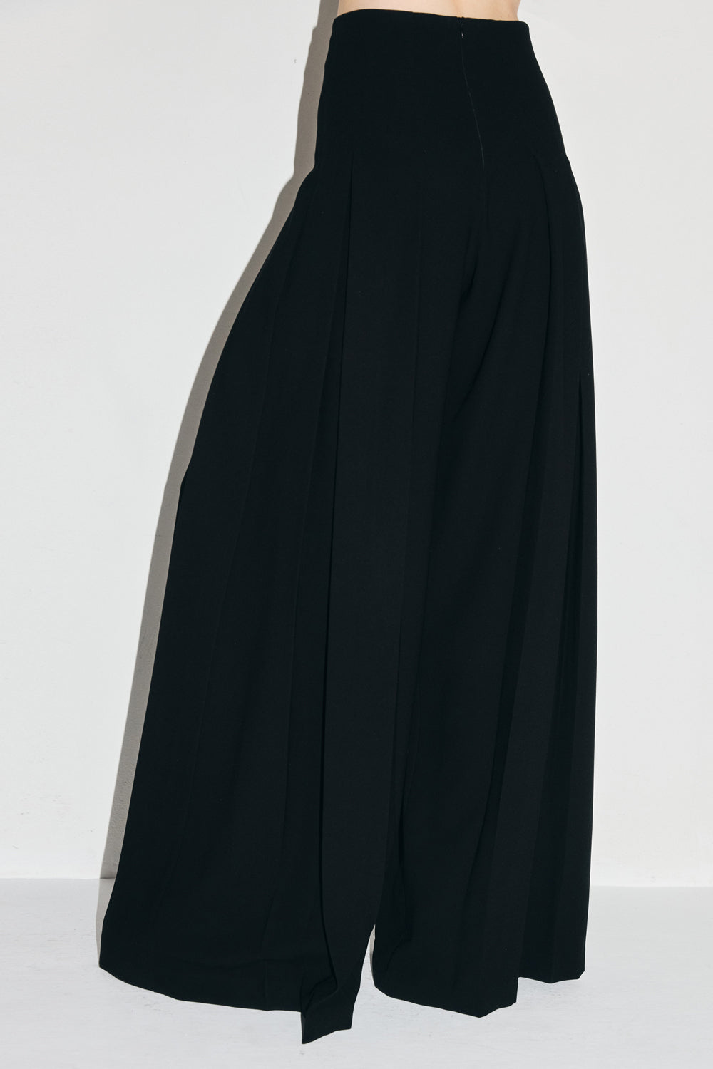 VICKTEERUT Pleated Wide-Leg Trousers กางเกงขาบาน จับจีบ