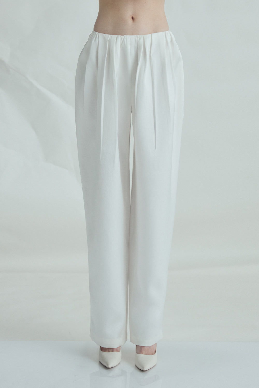 VICKTEERUT Low-Rise Pleated Fluid Trousers กางเกงเอวต่ำ จับจีบ
