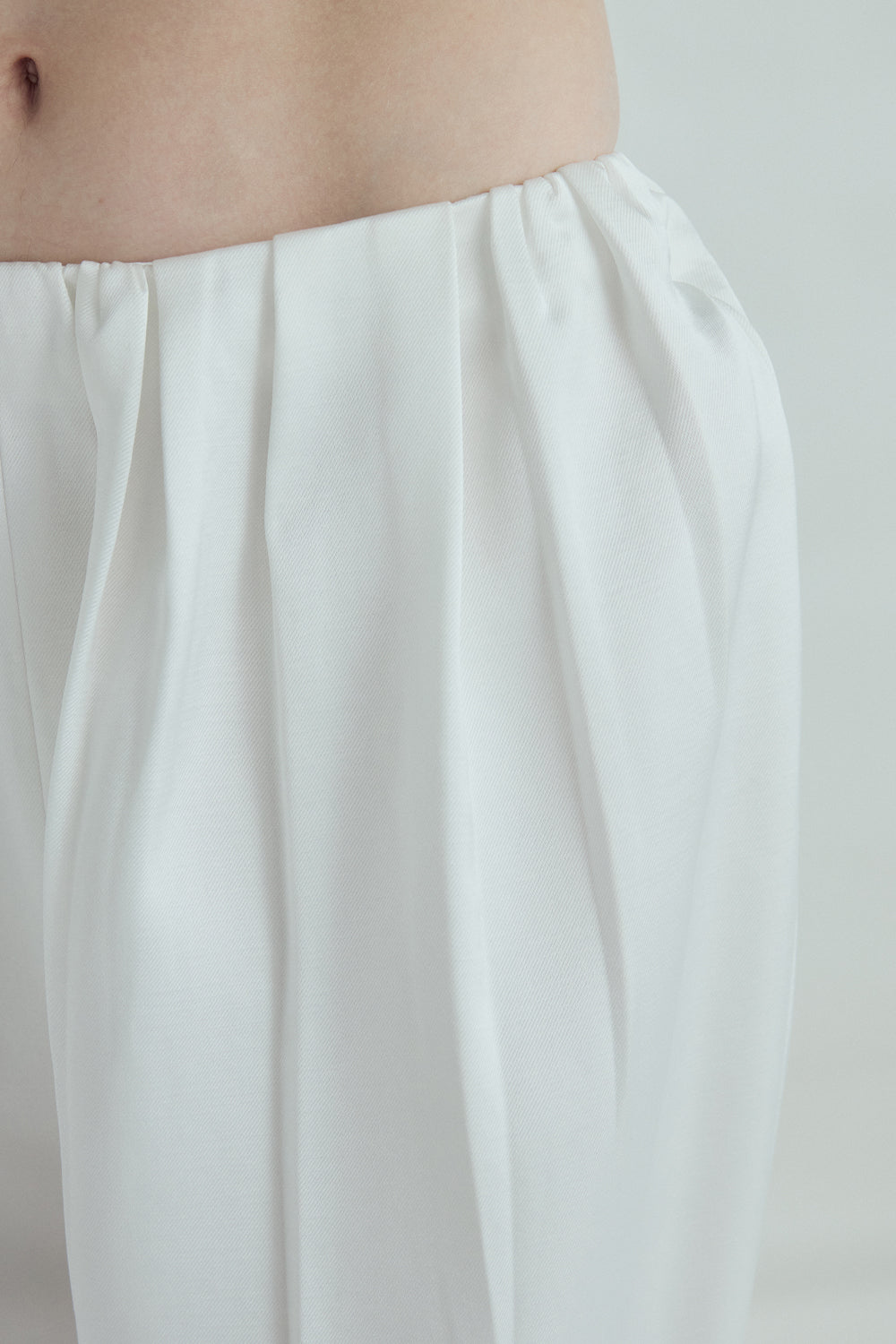 VICKTEERUT Low-Rise Pleated Fluid Trousers กางเกงเอวต่ำ จับจีบ